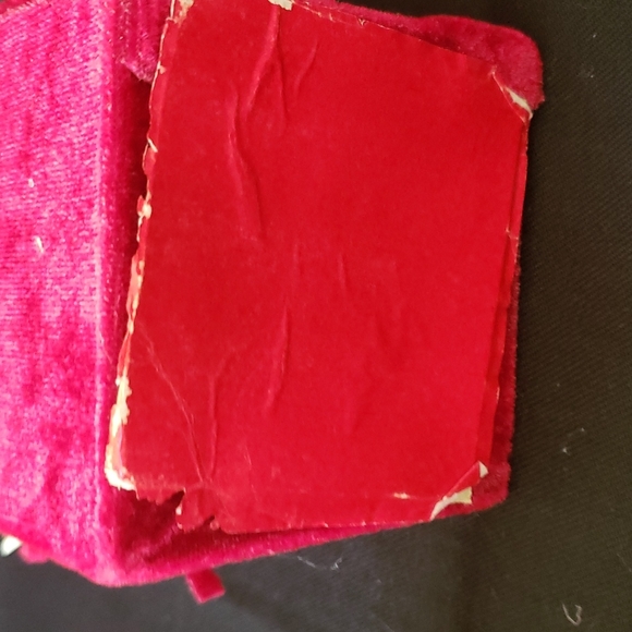 Skating Bear glass ornament in velvet box. - Picture 4 of 8